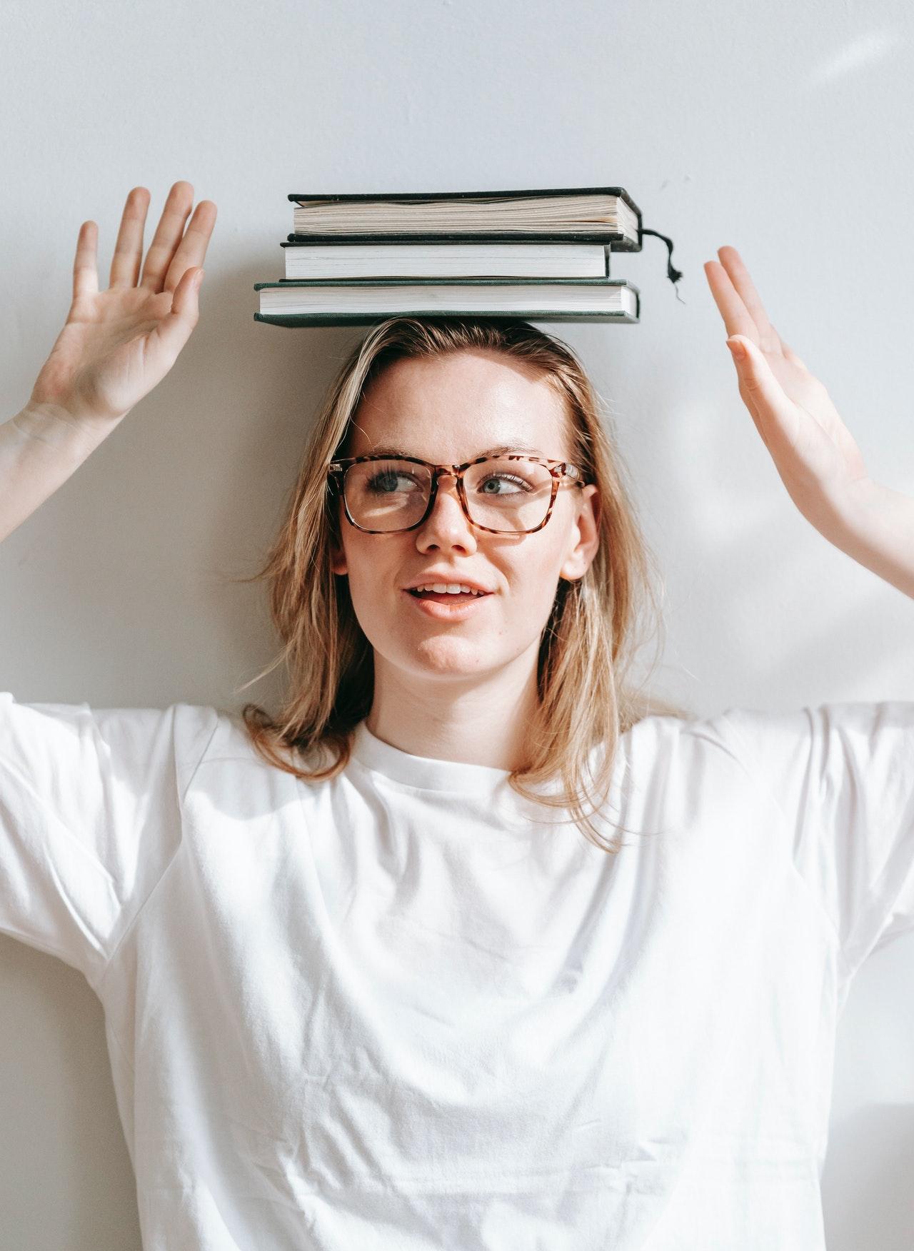 Frau mit Büchern auf dem Kopf