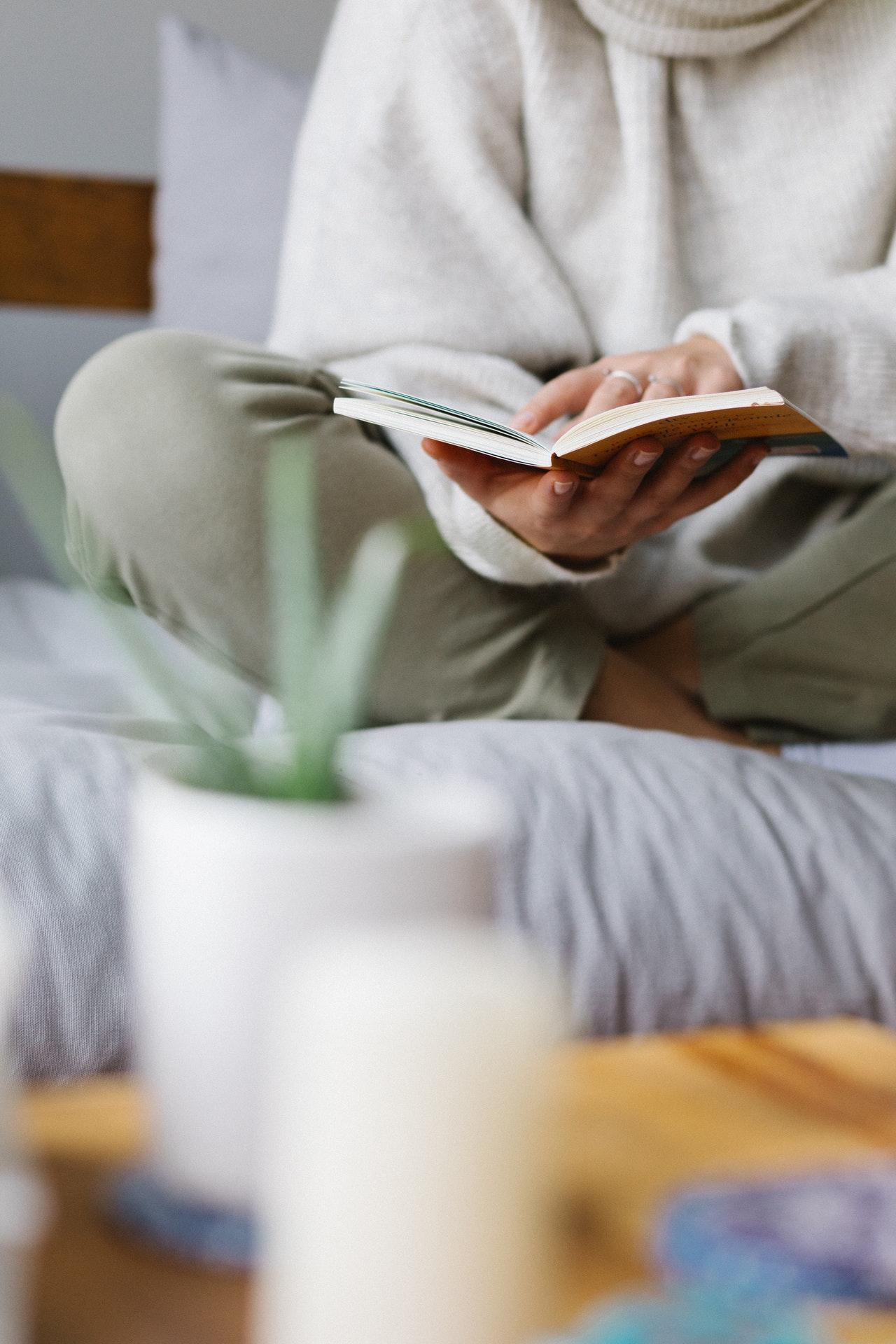 Frau am Buch lesen