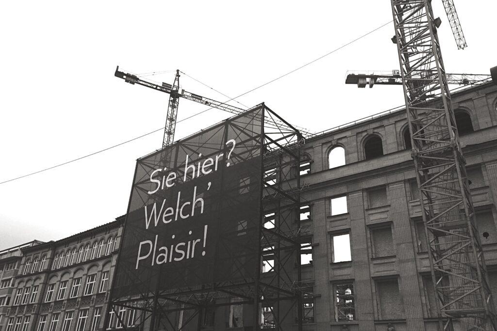 Gerüstbanner mit Aufschrift auf einer Baustelle