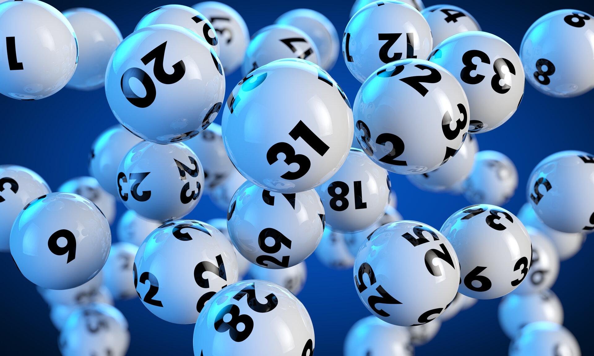 Lotto Lottokugeln fliegen auf blauem Hintergrund