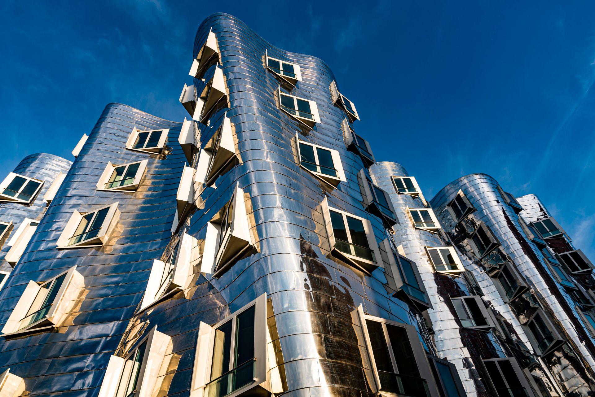 Moderne Gehry-Bauten im Düsseldorfer MedienHafen als Symbol für Architektur und Lifestyle bei Escort Düsseldorf