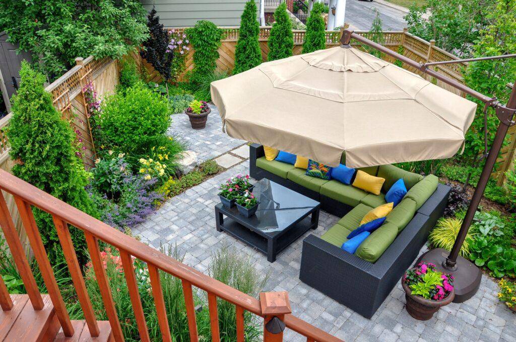 Gartenbereich mit rustikalen Möbeln und Grillstelle | Terrassenüberdachung