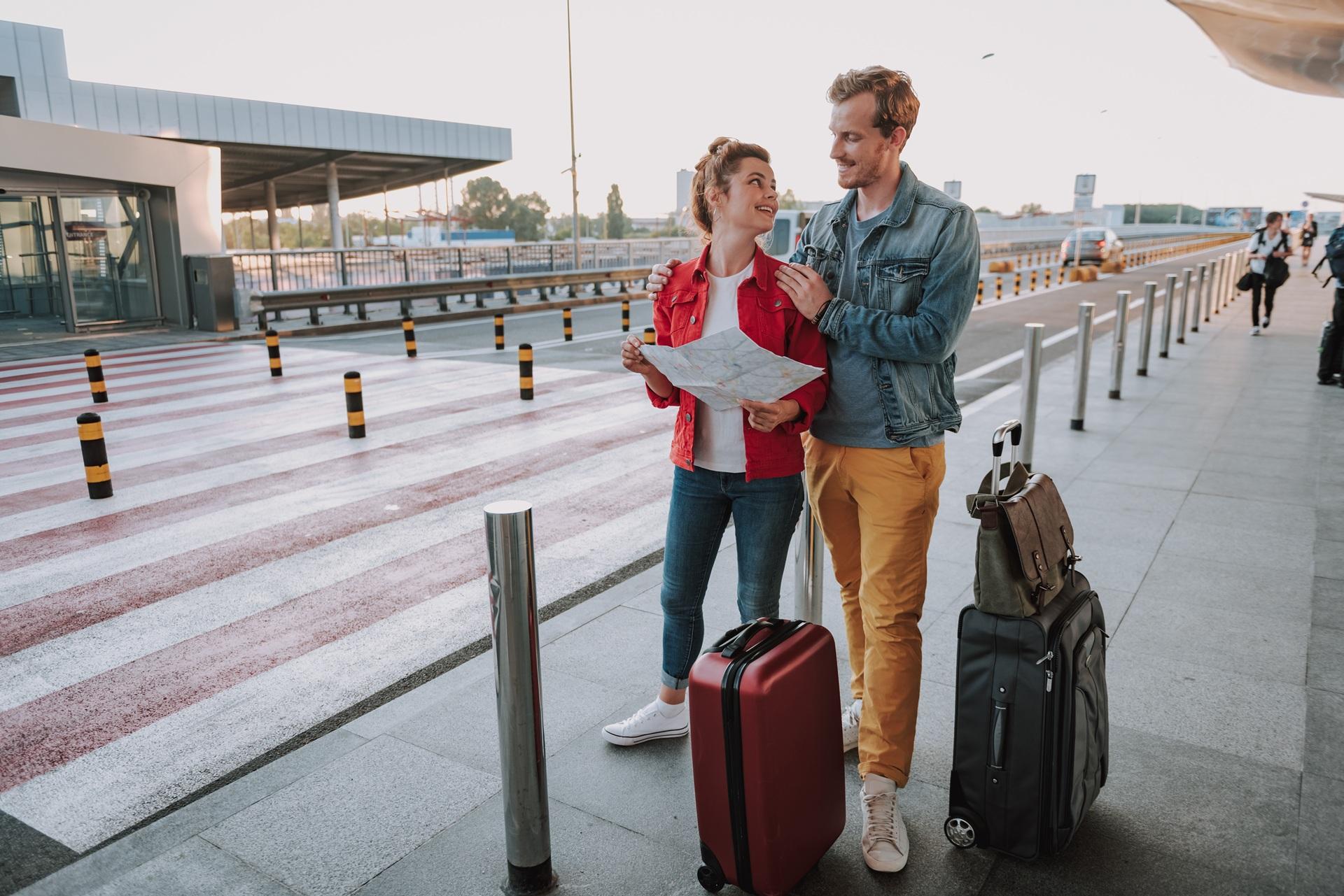 Reisepaar mit Koffern am Flughafen | Einweg Vape
