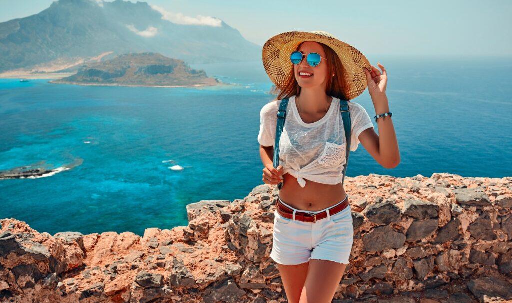 Frau mit Hut am Meer | Einweg Vape