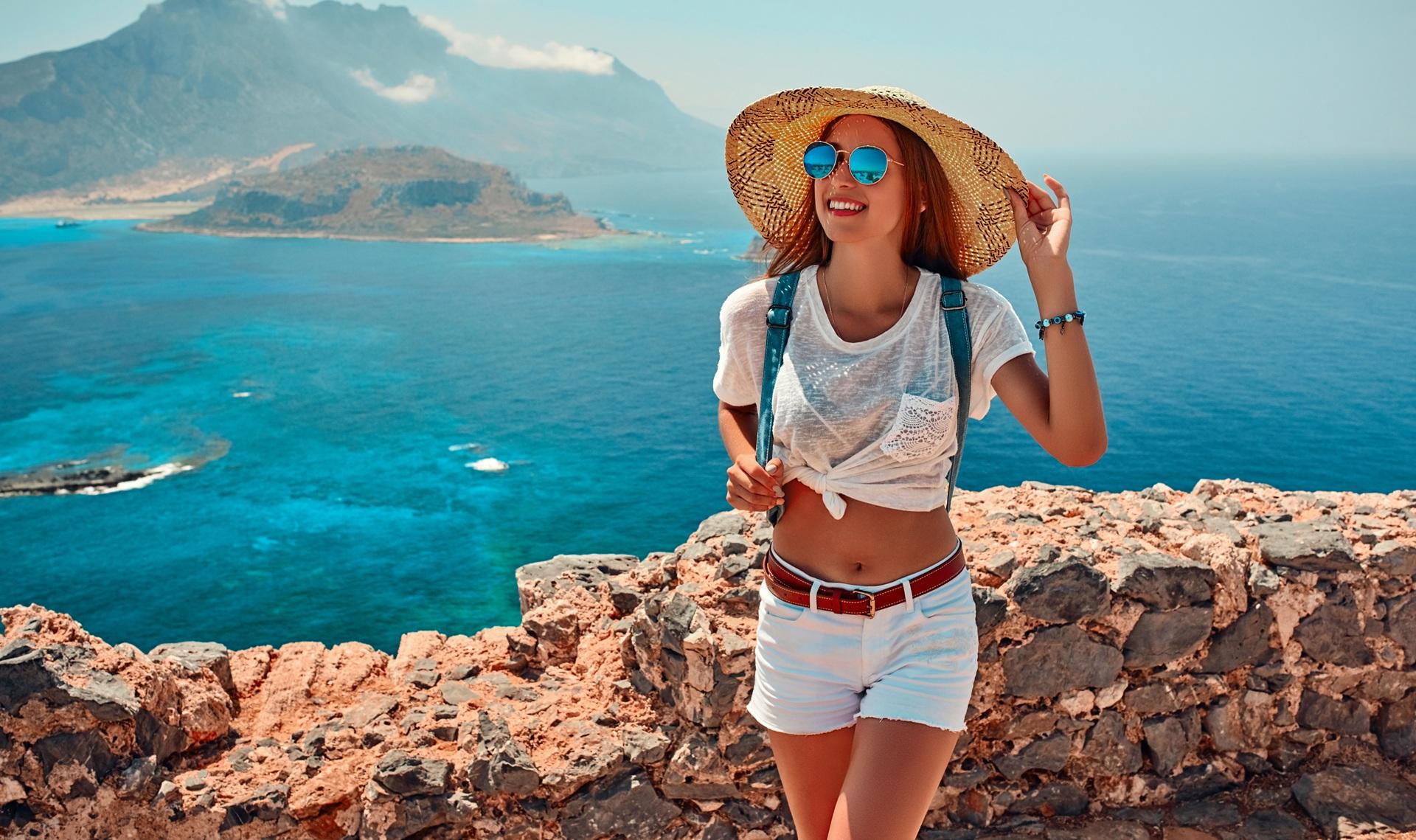 Frau mit Hut am Meer | Einweg Vape