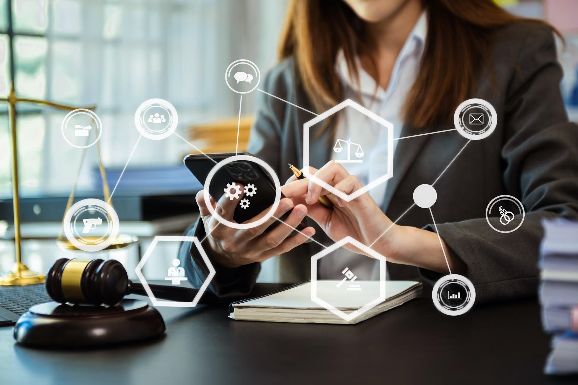 Frau nutzt Smartphone mit digitalen Verwaltungssymbolen | Auto online abmelden